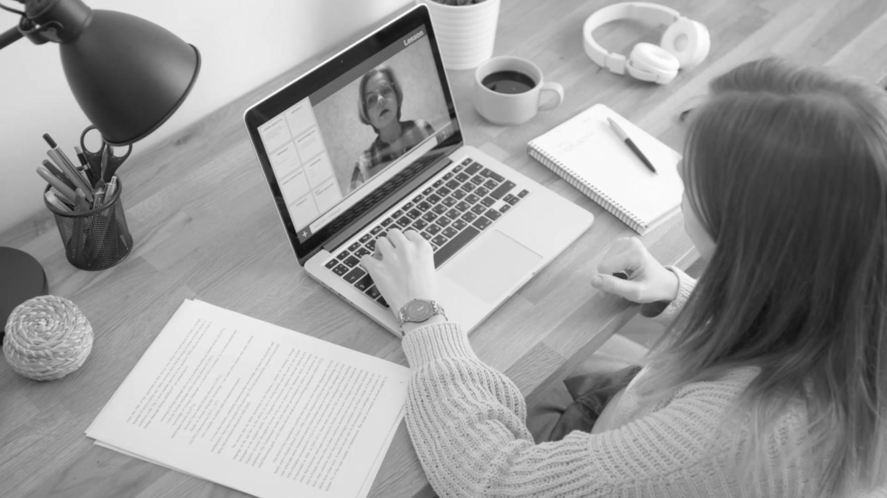 Matériel pédagogique et notes de terrain sur table de travail